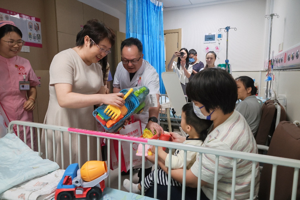 “六一”前夕，湖南省妇幼保健院的早产宝宝“回家”了 - 图1