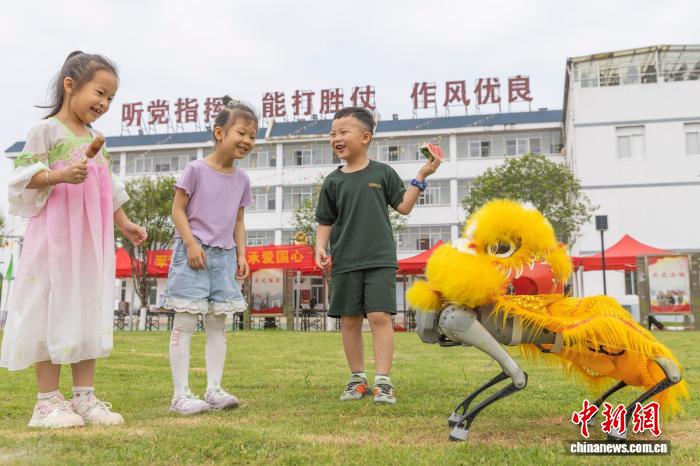 广西桂林：童心暖军营 同心筑强军 - 图1