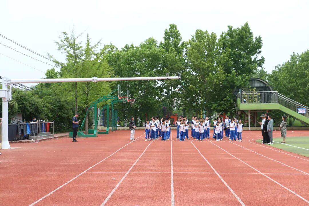 科技赋能体育 智慧点亮校园！五莲县实验小学“智慧操场”投入使用 - 图1