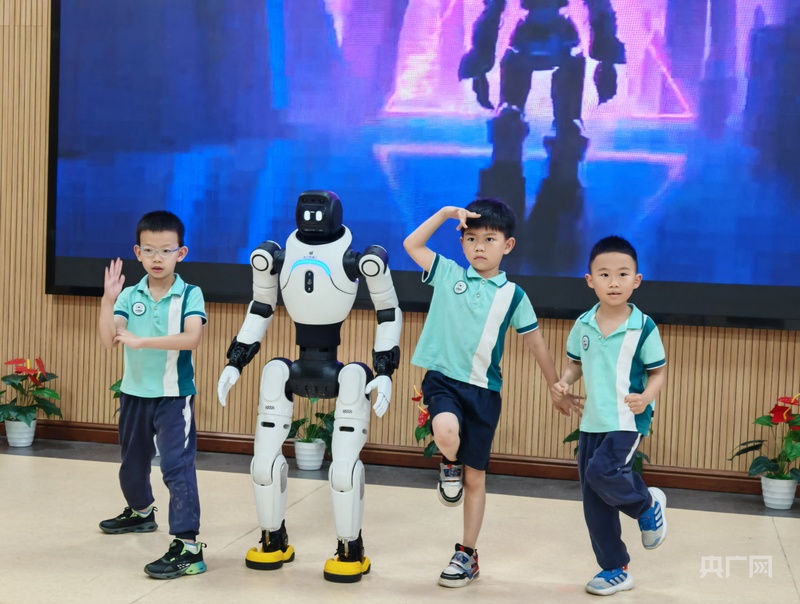 幼儿园“六一”前“来了”机器人，科技感满满 - 图1