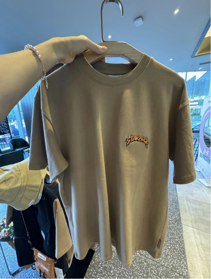 星巴克偷偷卖衣服了！马甲399！无试衣间不退不换！网友：确定不是员工服？ - 图2