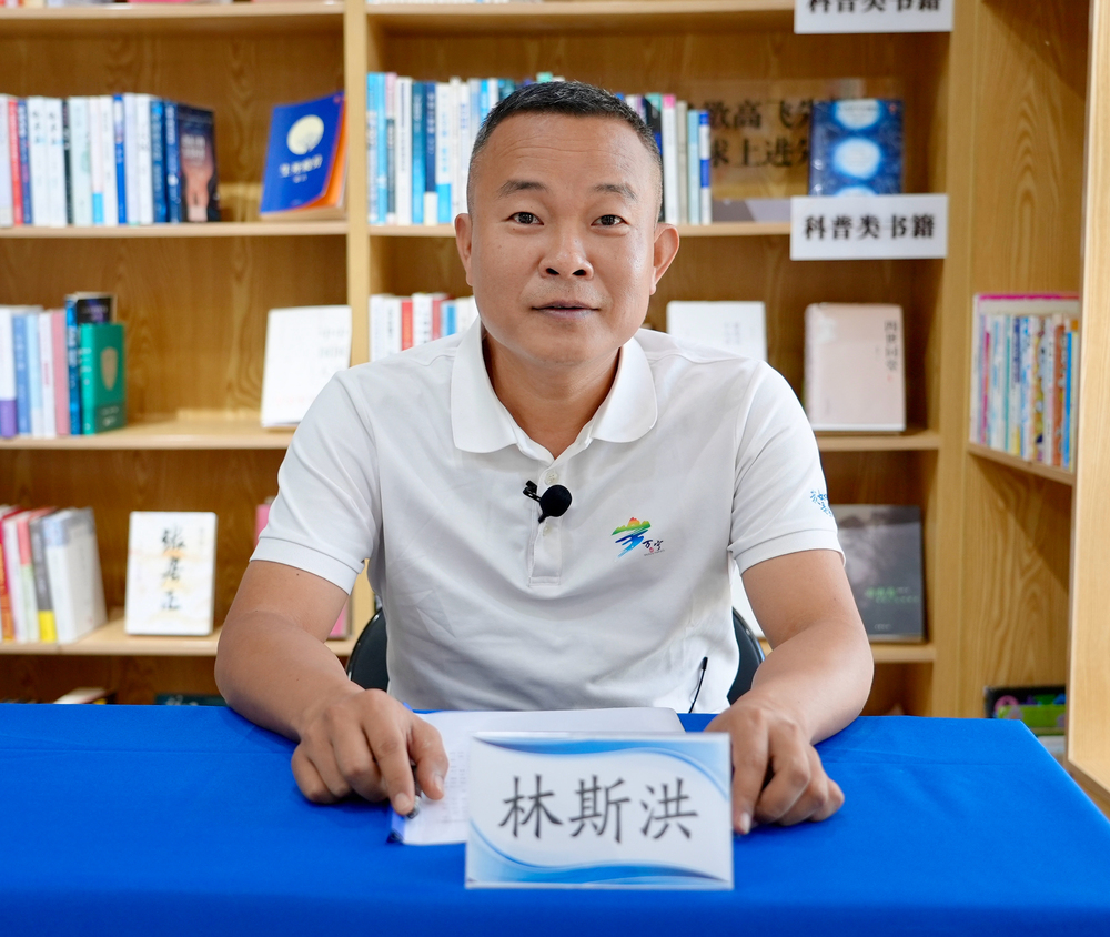 142个摊位、665件工单、3000处小广告……一组数字看万宁城管如何“绣花” - 图2