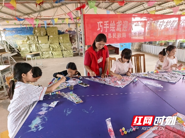永兴县：巧手绘鸢迎“六一” 温情守护伴童行 - 图2