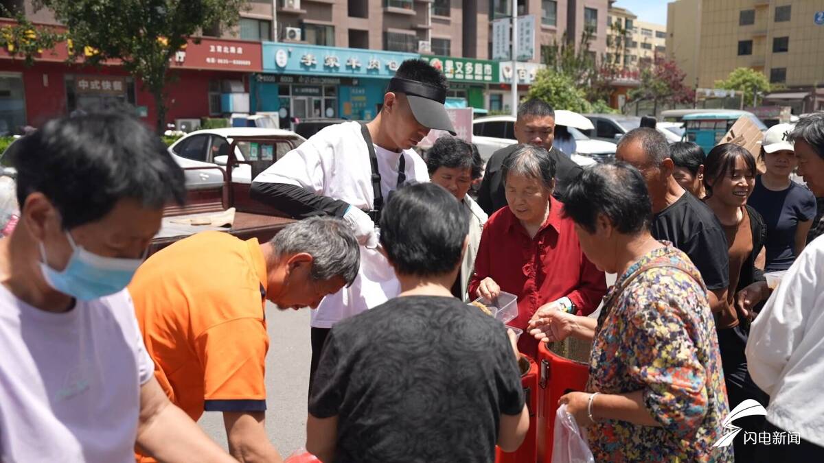 聊城小伙医院附近摆摊卖“一元爱心餐” 温暖病患及家属 - 图3