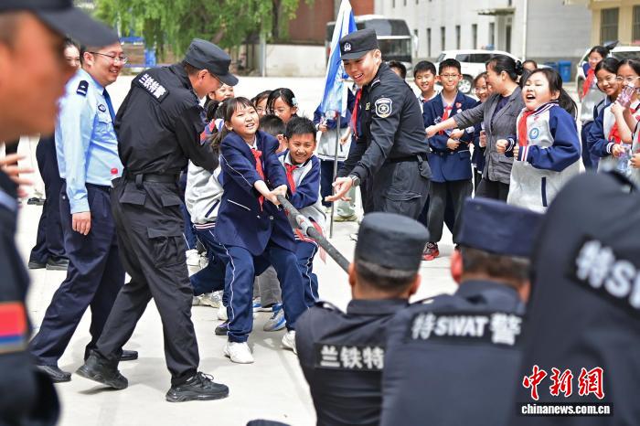 兰铁公安举办警营开放日：萌娃体验一日“特警梦” - 图5