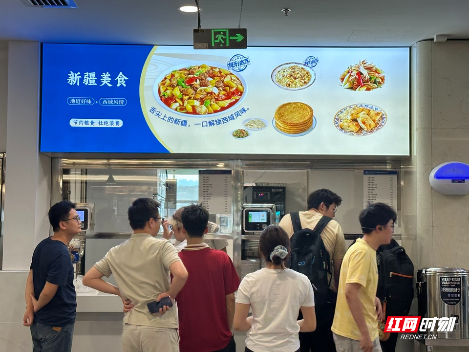 太香了！湖南这所大学 “万人食堂” 焕新，校外人士也能扫码开吃 - 图3