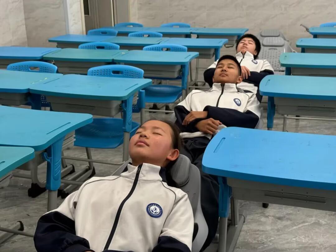 空调送清凉，午休能躺睡！莱山区中小学空调与午休设施实现“双覆盖” - 图1