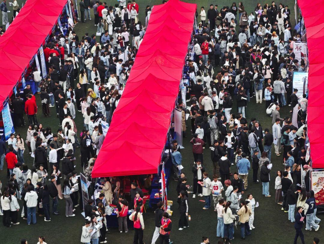 327家企业、5000+岗位，山东城市服务职业学院双选会搭建就业实习直通车 - 图1