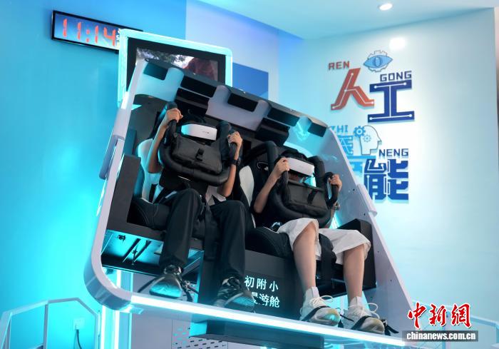 成都一小学嘉年华“AI+阅读”上新：孩子们在书香中追逐科技之光 - 图4