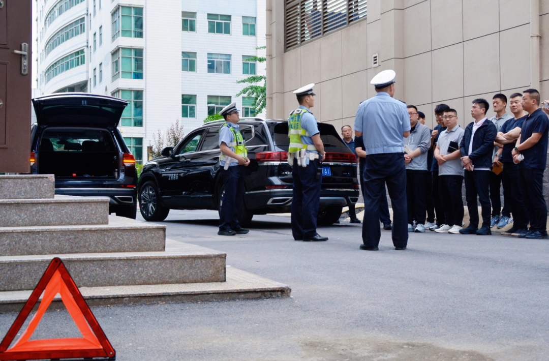 郑州交警：宣传进企业 警企携手筑平安 - 图4