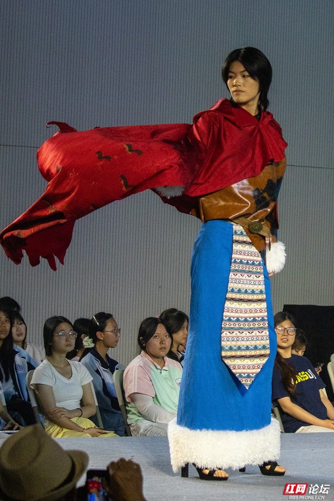 把梦想缝进衣角：这场株洲高定大秀里，藏着年轻人的星辰大海 - 图14