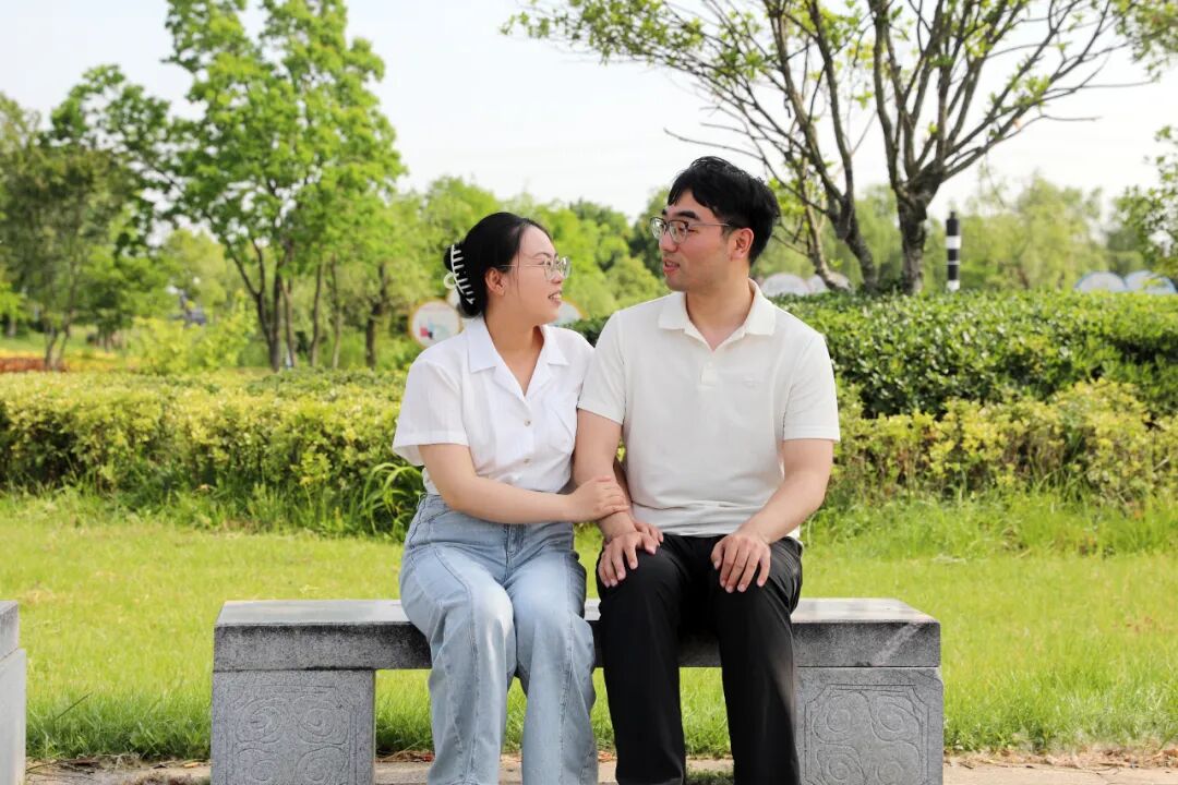 江苏一对新人拒绝丰厚彩礼，还将两人攒下的8万元积蓄捐出，当事人：彩礼不是婚姻必备品，用心经营，比用钱撑场面重要 - 图1