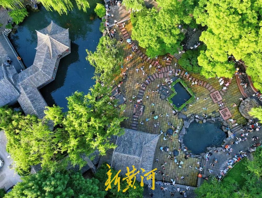 高温预警！济南五龙潭清泉石上流，孩子们踩水撒欢 - 图4