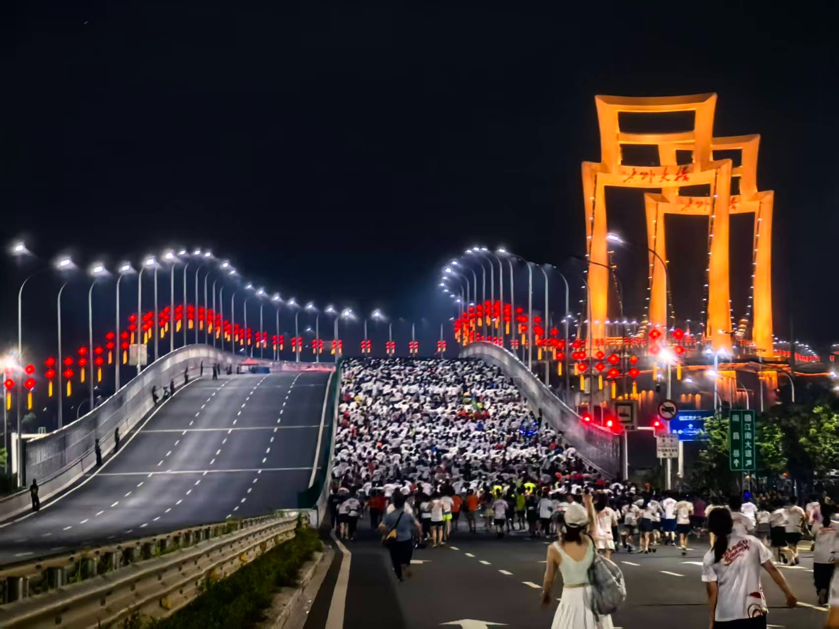 现场直击！万人夜跑洪州桥 昌南主场氛围感拉满 - 图7