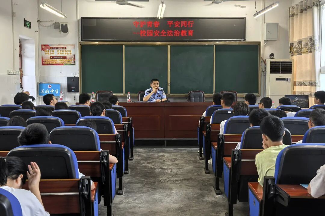 法治宣讲进校园 铜梁公安守护青少年平安成长 - 图1