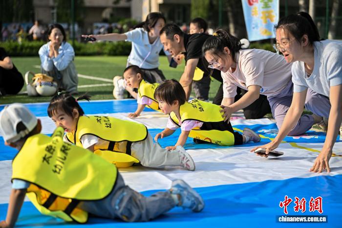 山西太原举办首届婴幼儿爬行大赛 80组萌娃爬行迎“六一” - 图1