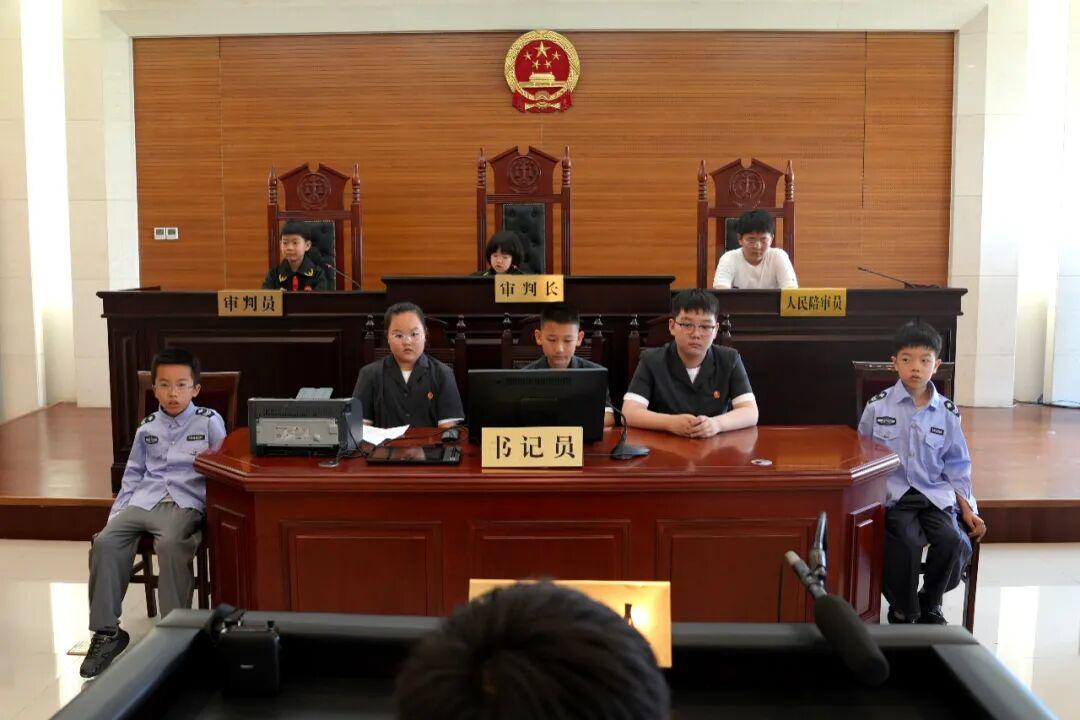 善护童行：当一天“小法官”，探秘法院里的“大世界” - 图9