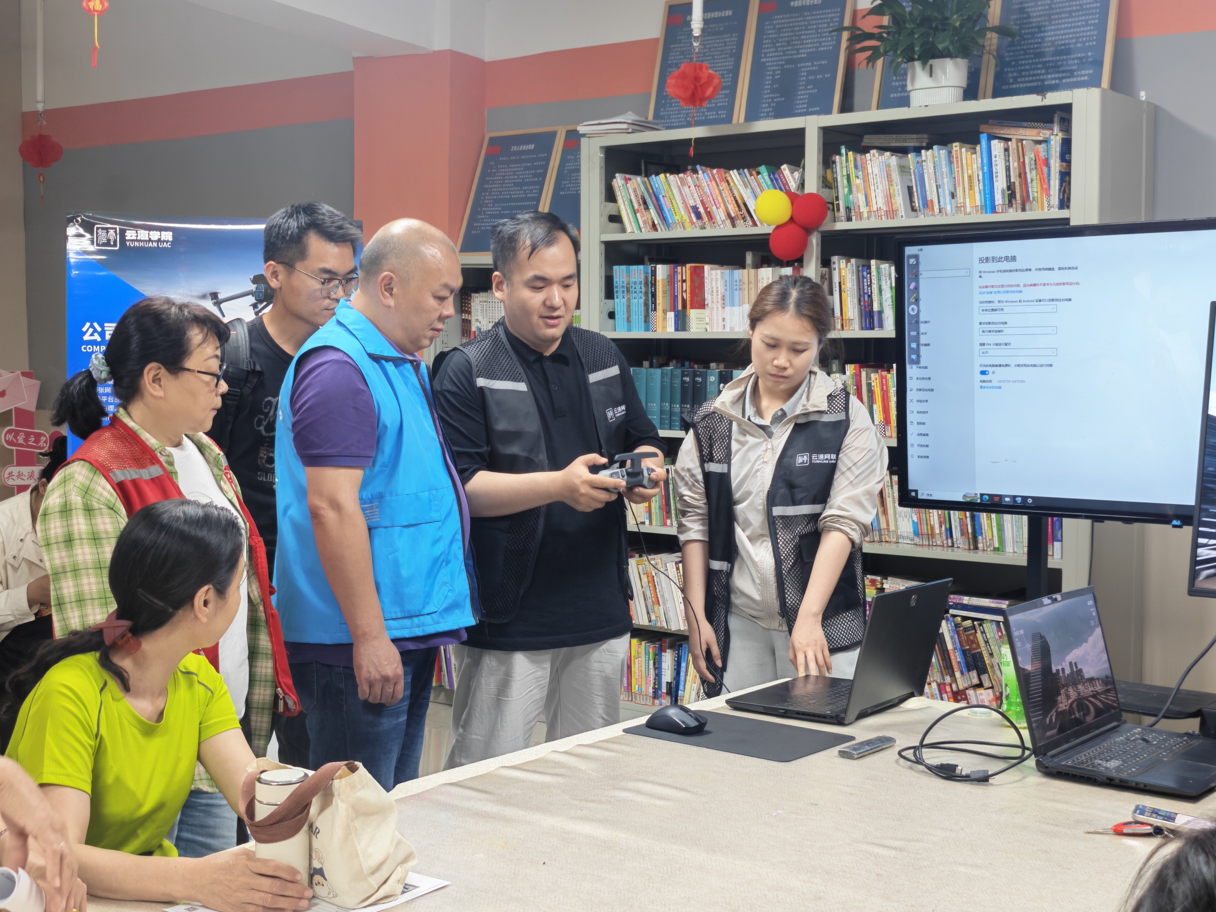 云端探趣！郑州市中原区方圆经纬社区开展无人机科普体验活动 - 图3