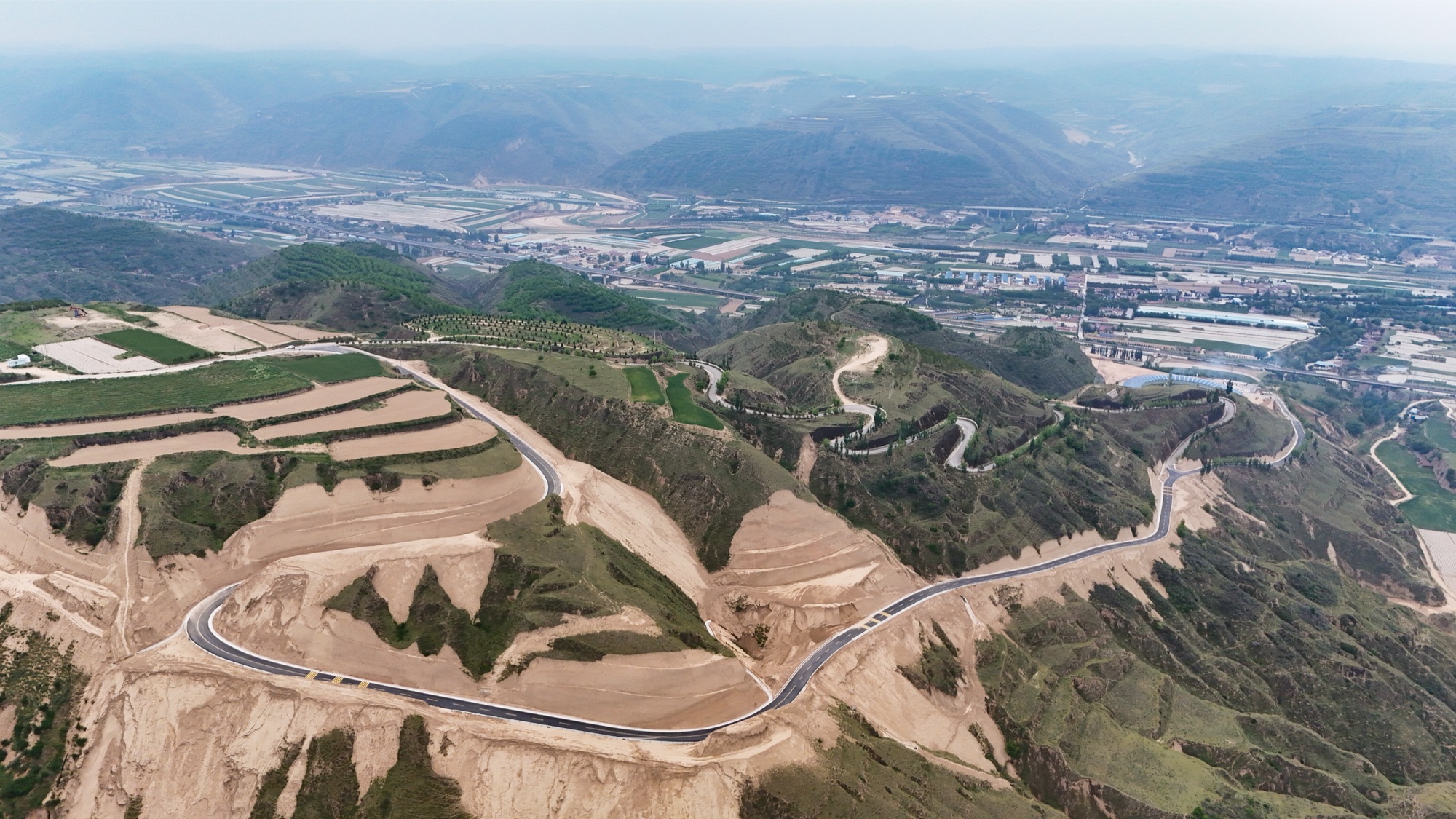 甘肃环县：路网加密 山货“出圈” - 图3