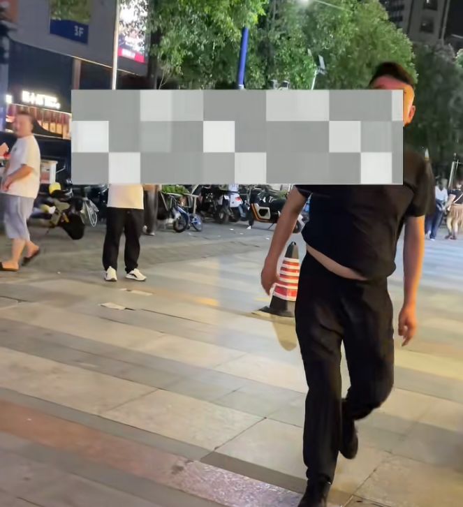 25岁女生走夜路遭醉汉凝视辱骂，她反跟踪对方！全程冷静维权，当场拿到赔偿 - 图1