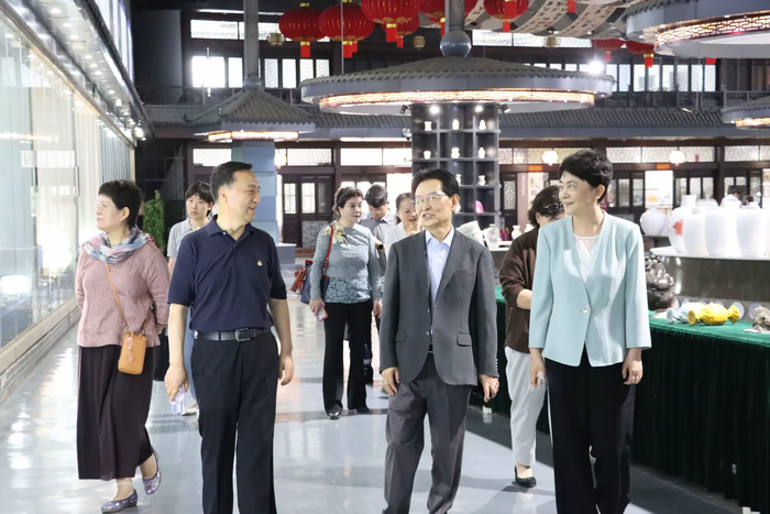 “大艺含章——中国名人名家作品展”在章丘绣惠沃泰龙山瓷文化创意园启幕 - 图10