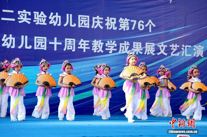 十年育幼守初心：西藏山南萌娃多彩展演欢庆“六一” - 图5
