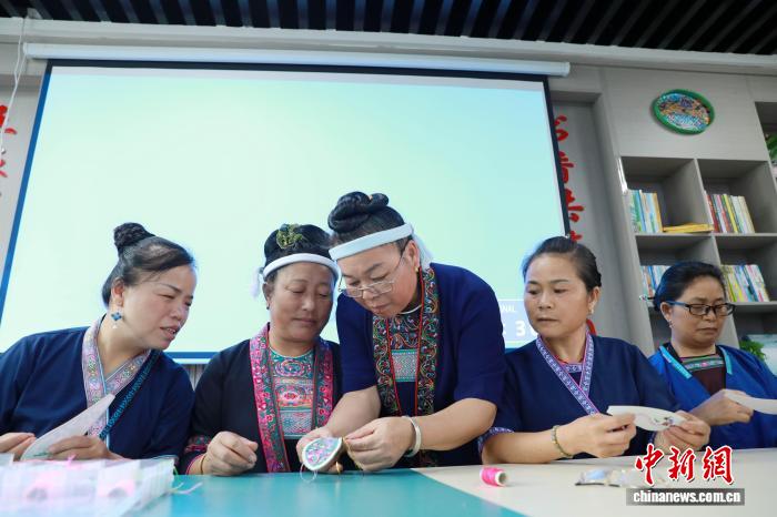广西三江侗乡绣娘巧手织富路 - 图5