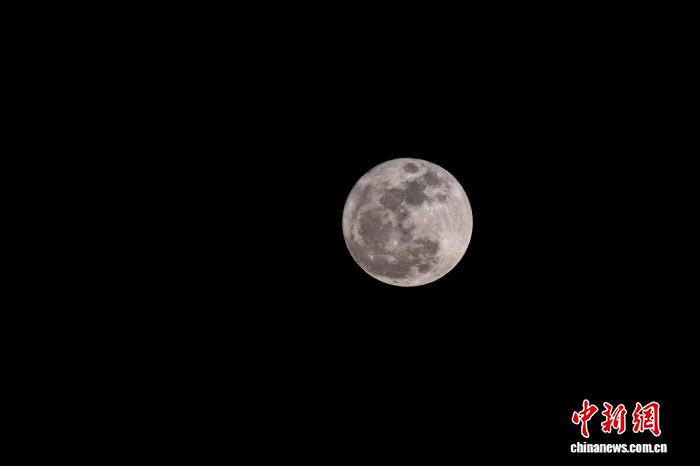 海南海口：“蓝色微月”现身夜空 - 图4