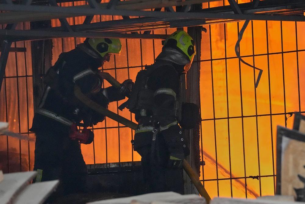 乌称俄方大规模空袭已致9人死亡，超60人受伤 - 图1