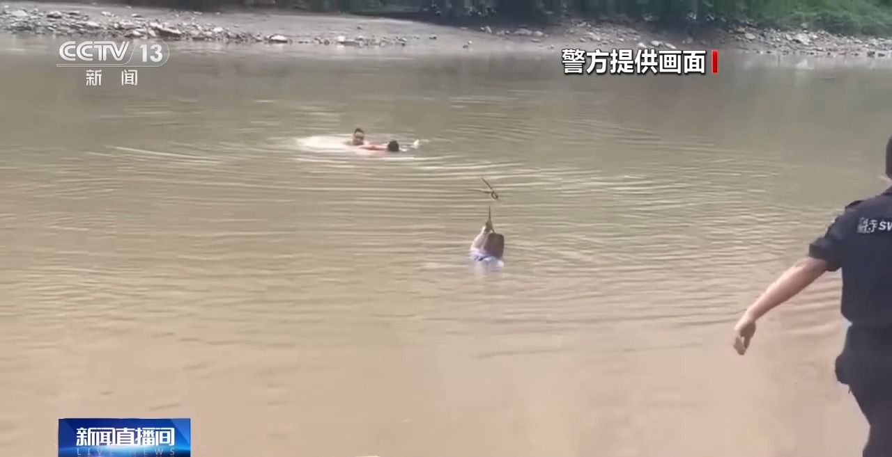 视频丨生死救援！女子不慎落水被冲走 多名辅警协力施救 - 图2