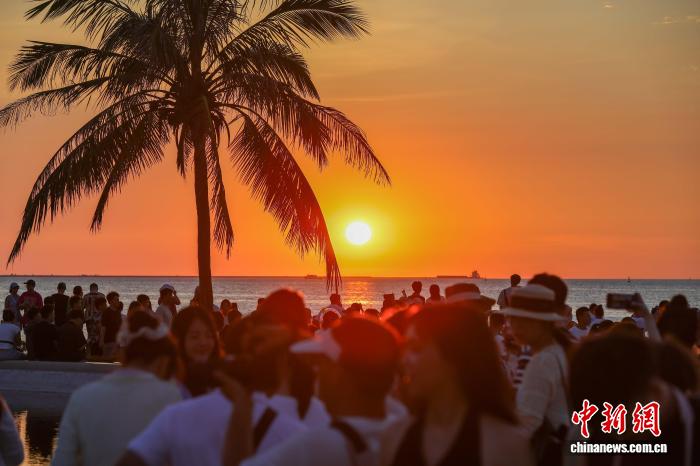 海口夕阳引游人 - 图3