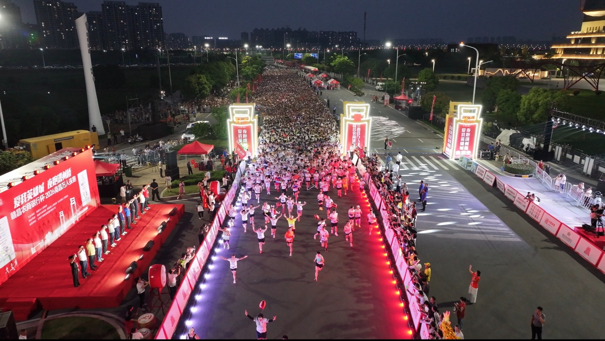 现场直击！万人夜跑洪州桥 昌南主场氛围感拉满 - 图1