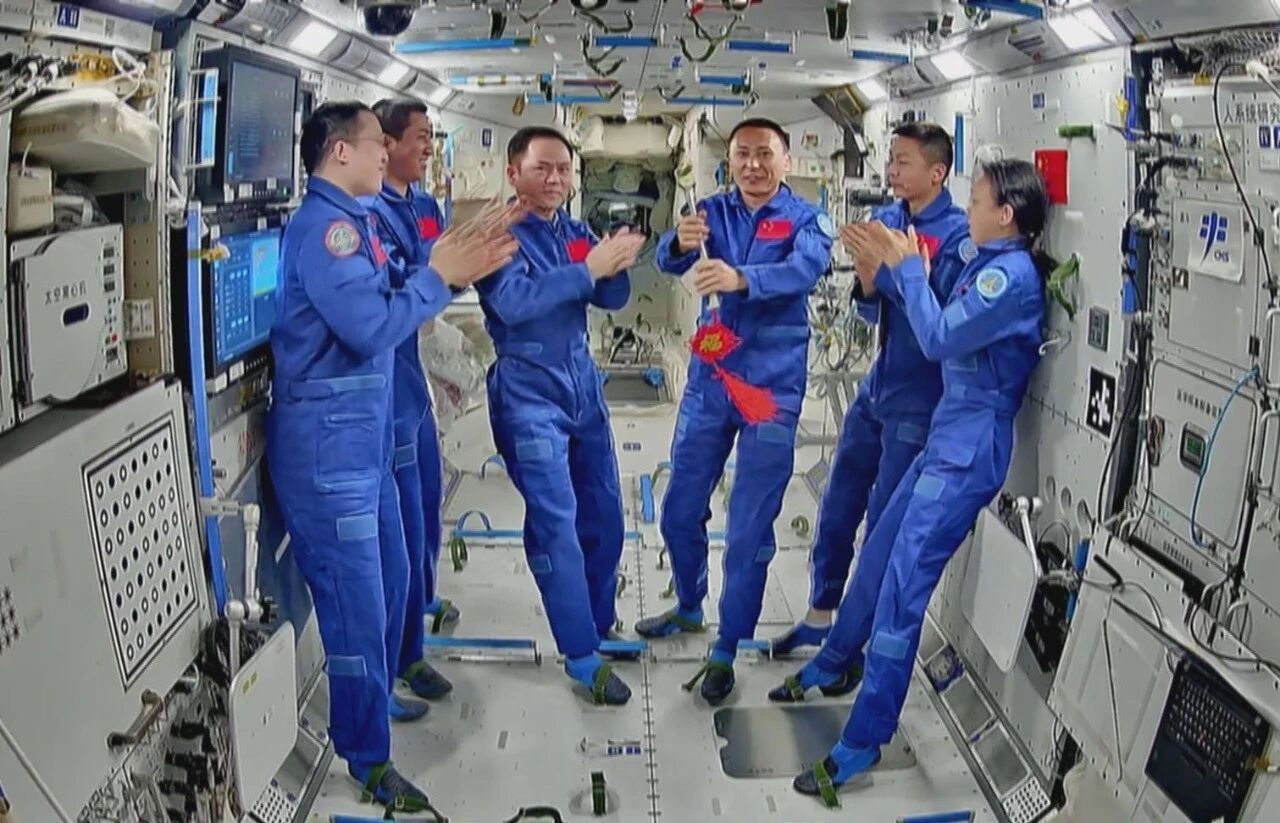 视频丨完成在轨交接！神舟二十一号航天员将于近日返回 - 图2