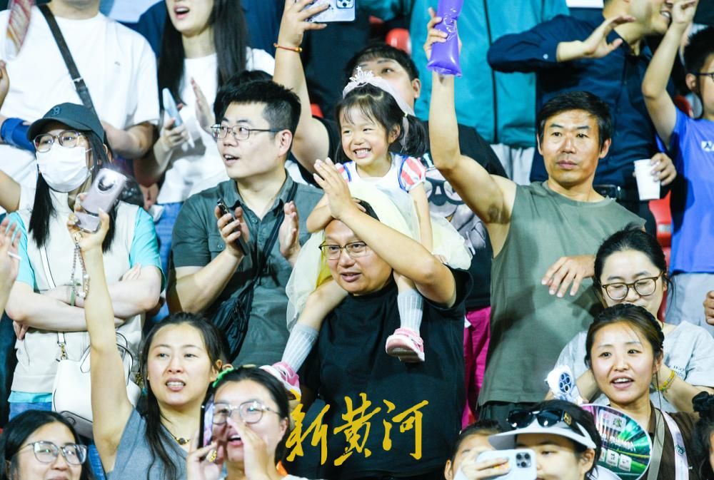 家长携孩童走进齐鲁超赛 绿茵温情传承热爱 - 图9