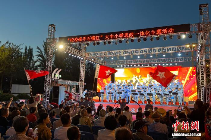 宁夏上演《长征组歌》以经典旋律致敬长征胜利九十周年 - 图1