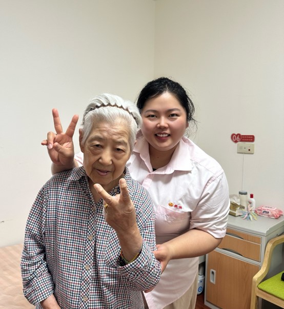 我在北京做养老服务｜90后护士王莹莹温柔守护长者晚年 - 图1