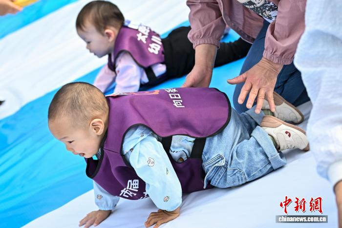 山西太原举办首届婴幼儿爬行大赛 80组萌娃爬行迎“六一” - 图2