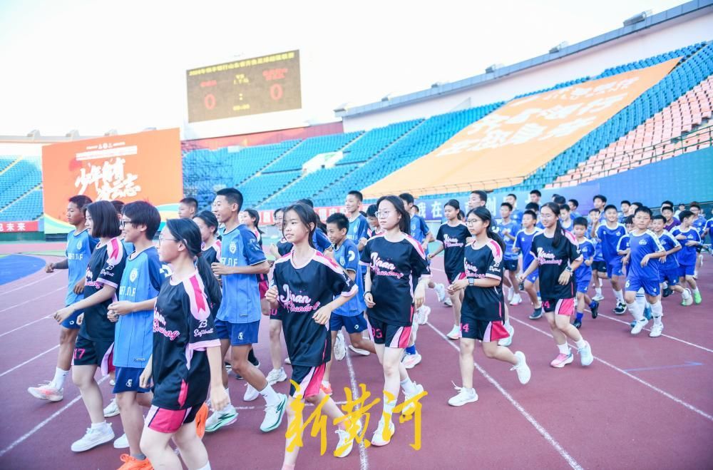 百名足球少年亮相齐鲁超赛，青训新力量感受城市足球氛围 - 图2
