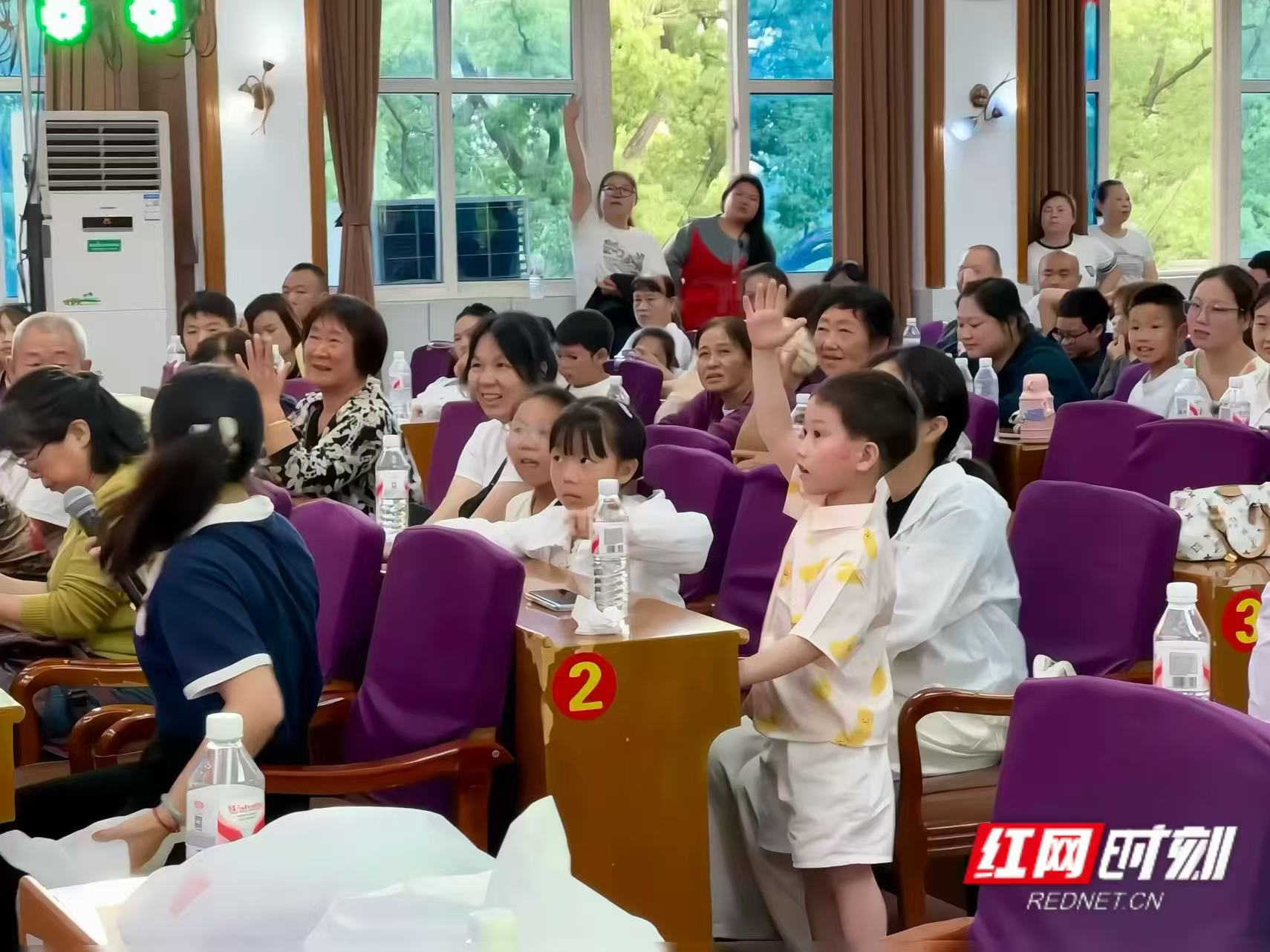 湘潭：迎“六一” 广场街道携手交警为萌娃和家长“送安全” - 图2