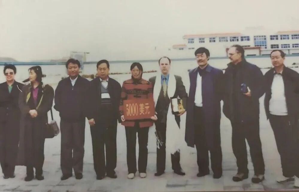 殷玉珍受邀在瑞典种下一棵苹果树，与纪念联合国前秘书长安南的苹果树比邻；瑞典各界盛赞殷玉珍：她是全世界的榜样！ - 图2