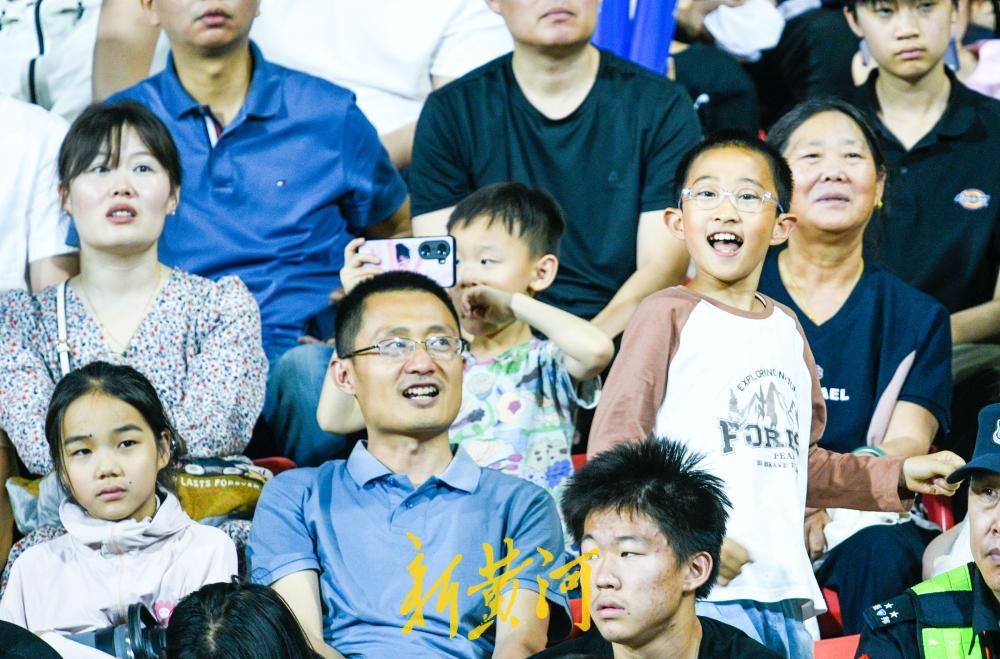 家长携孩童走进齐鲁超赛 绿茵温情传承热爱 - 图3
