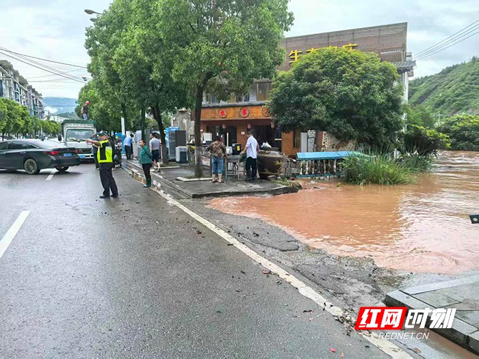 与风雨竞速 为平安护航！桑植公安交管大队全力筑牢雨天道路安全防线 - 图2