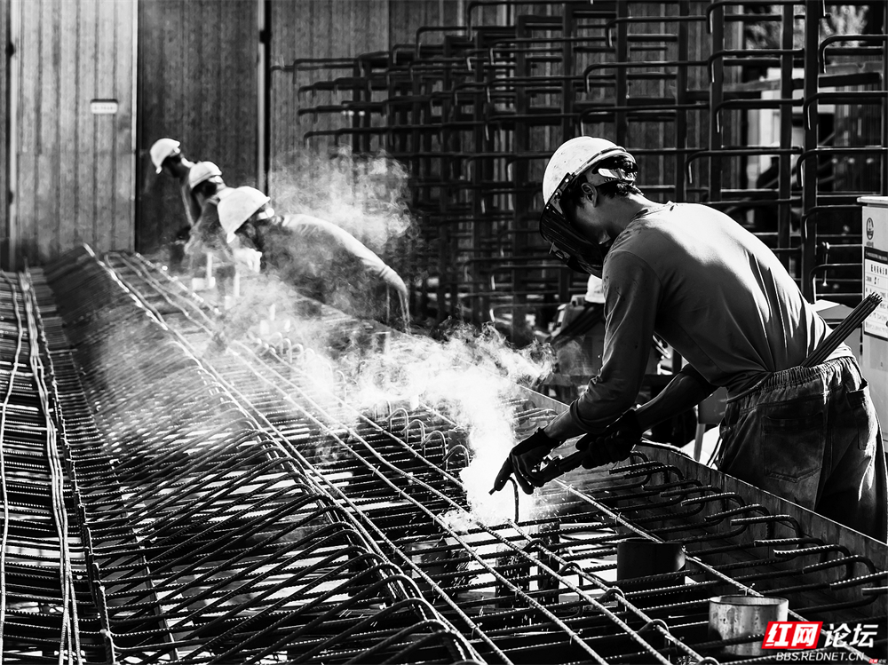 喧嚣之外，这群筑路人无声亦闪光 - 图11