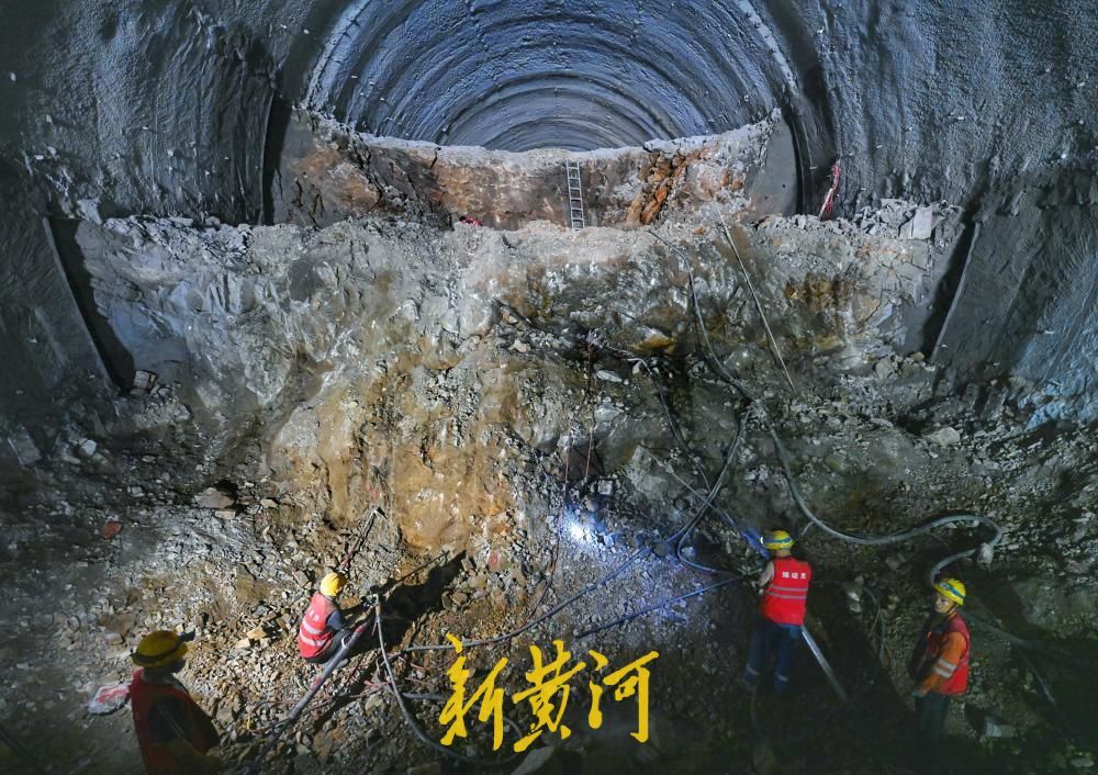 潍宿高铁青岛连接线前台山隧道顺利贯通 - 图1