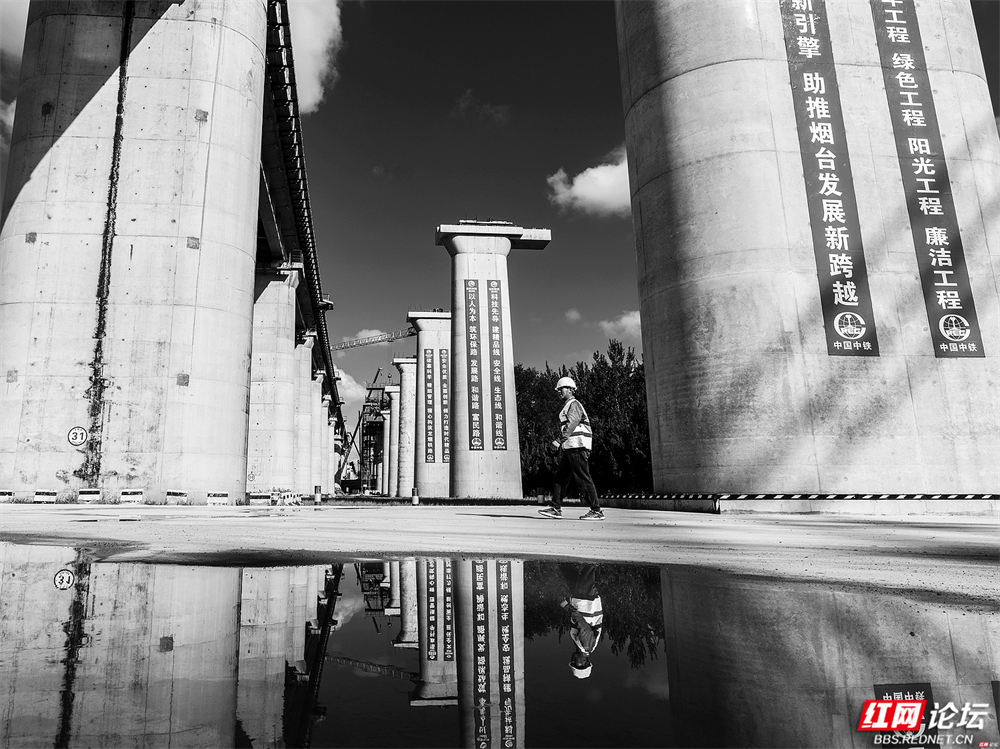 喧嚣之外，这群筑路人无声亦闪光 - 图2