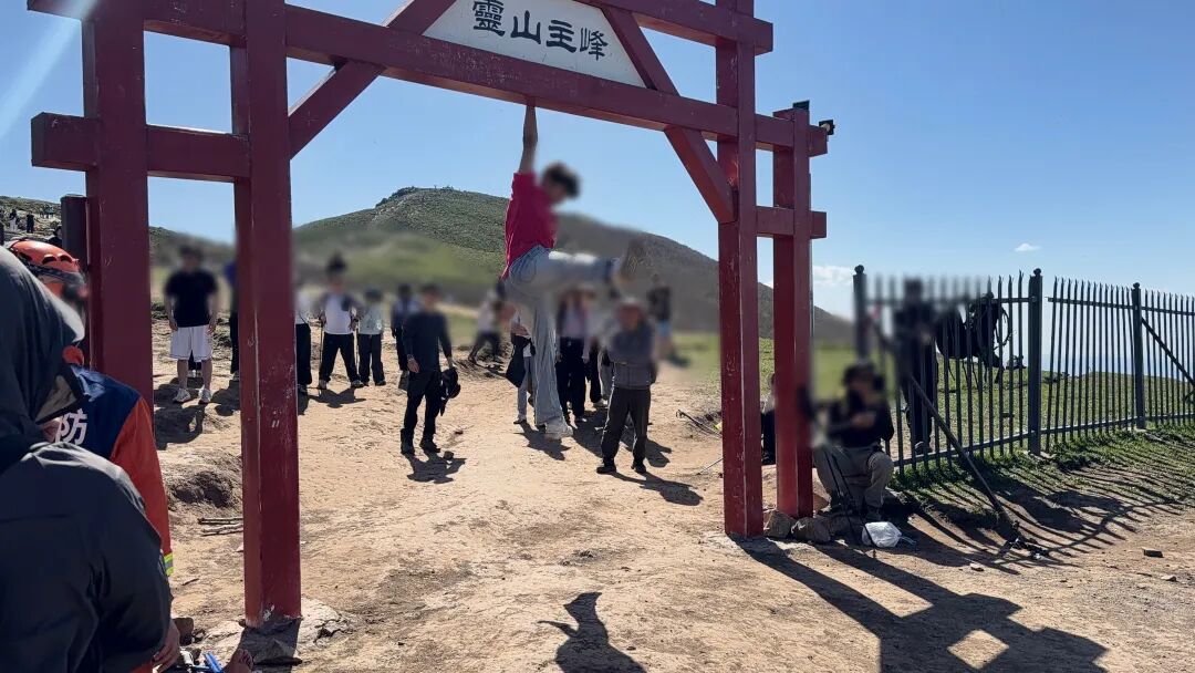 一男子在东灵山“北京之巅”牌楼做引体向上，崴脚被困山顶！消防员边救援边劝阻其他游客…… - 图5