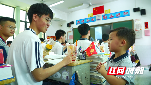 临武县：童真送福暖考场 温情相伴助高考 - 图2