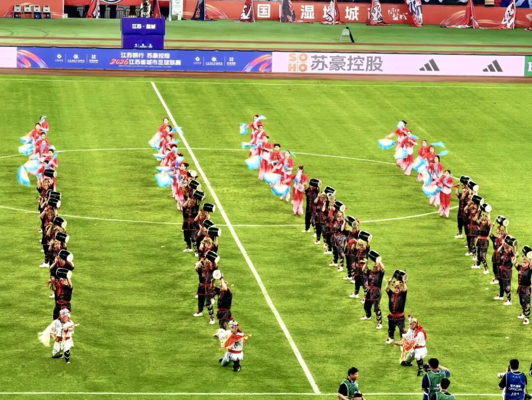 当足球遇到秧歌：5分钟“粗犷”表演，让3万球迷从竞技焦灼转入文化沸腾 - 图2