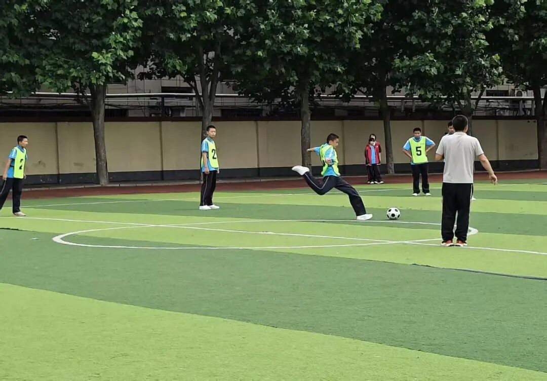 安阳市第二十一中学八年级“校长杯”足球赛精彩开赛！ - 图6