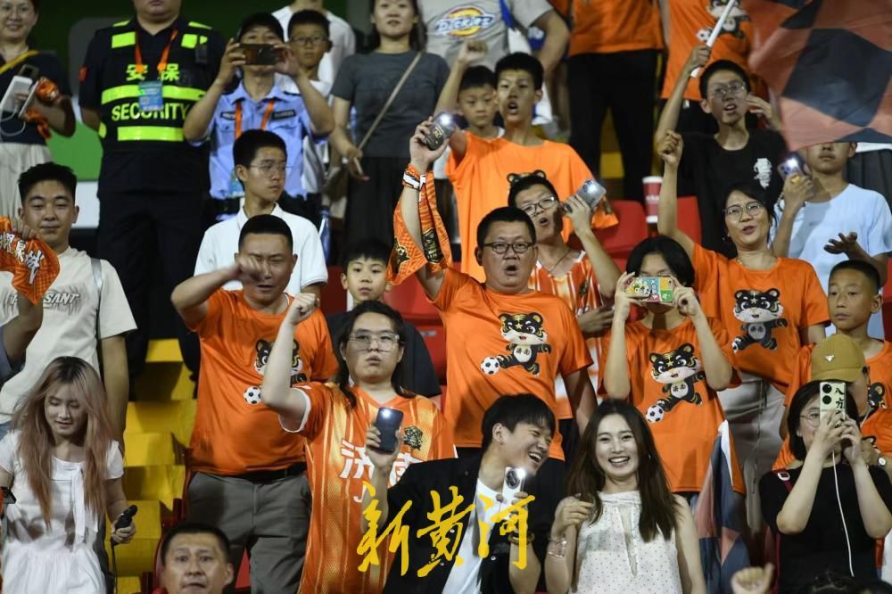 六一“新选择”：家长携孩童走进齐鲁超赛，赛场看台童趣满满 - 图6